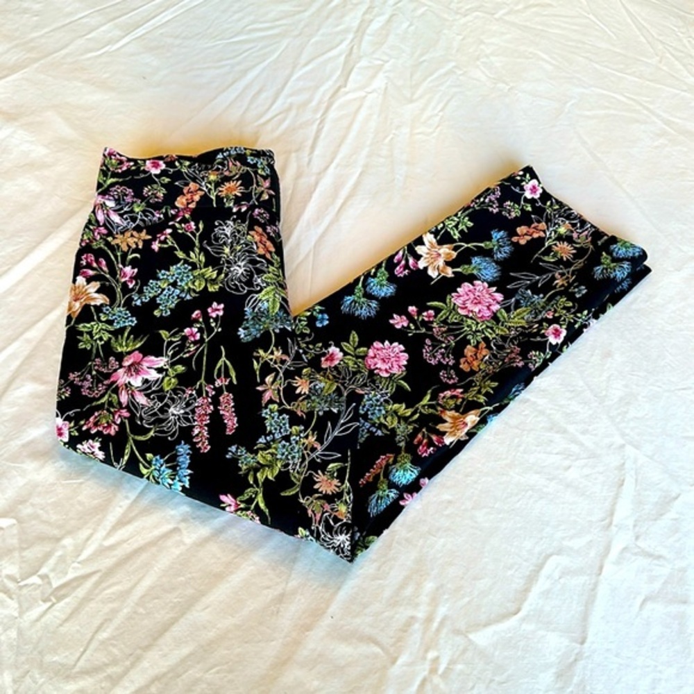 Roz and Ali black floral dress pants. Elastic waistband and straight leg ankle.